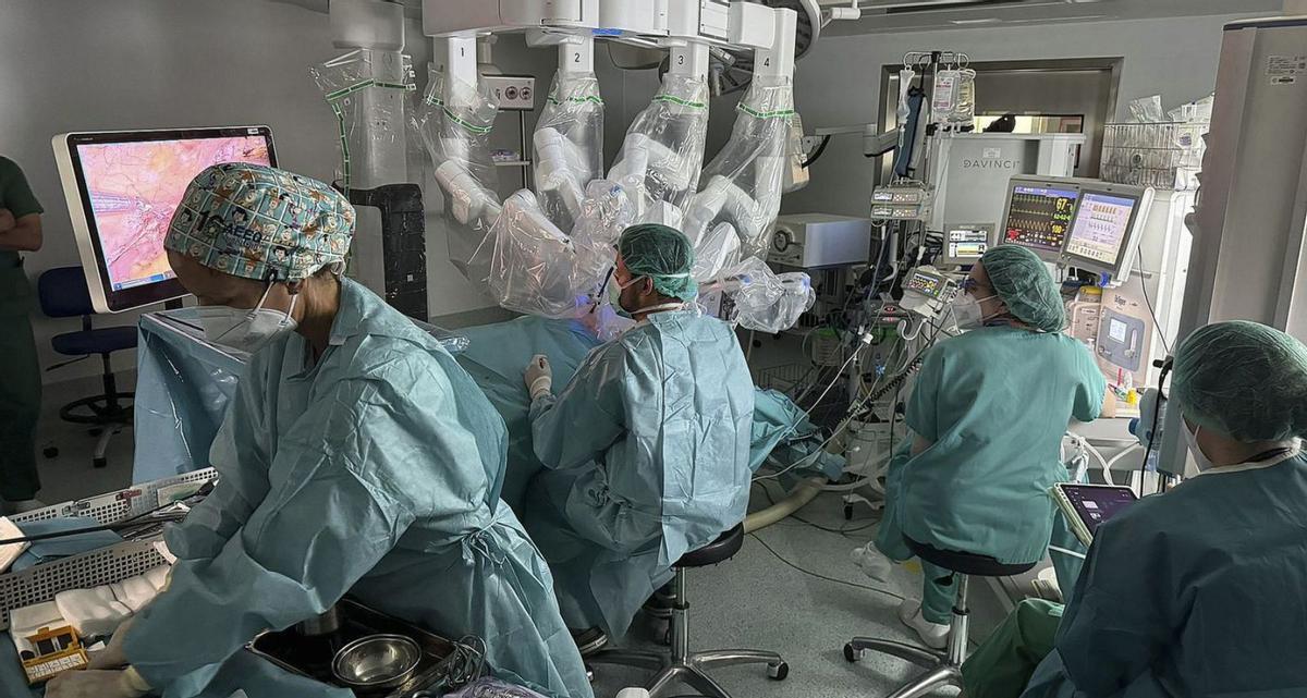 Una cirugía con el robot Da Vinci en el hospital de Ourense. | Iñaki Osorio