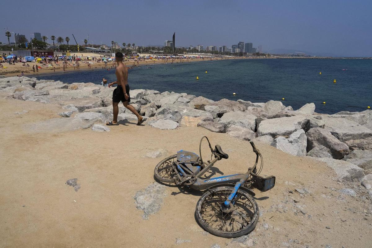 "Cada vez veo más bicicletas de alquiler abandonadas en cualquier sitio"