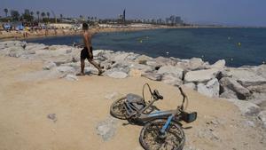 "Cada vez veo más bicicletas de alquiler abandonadas en cualquier sitio"