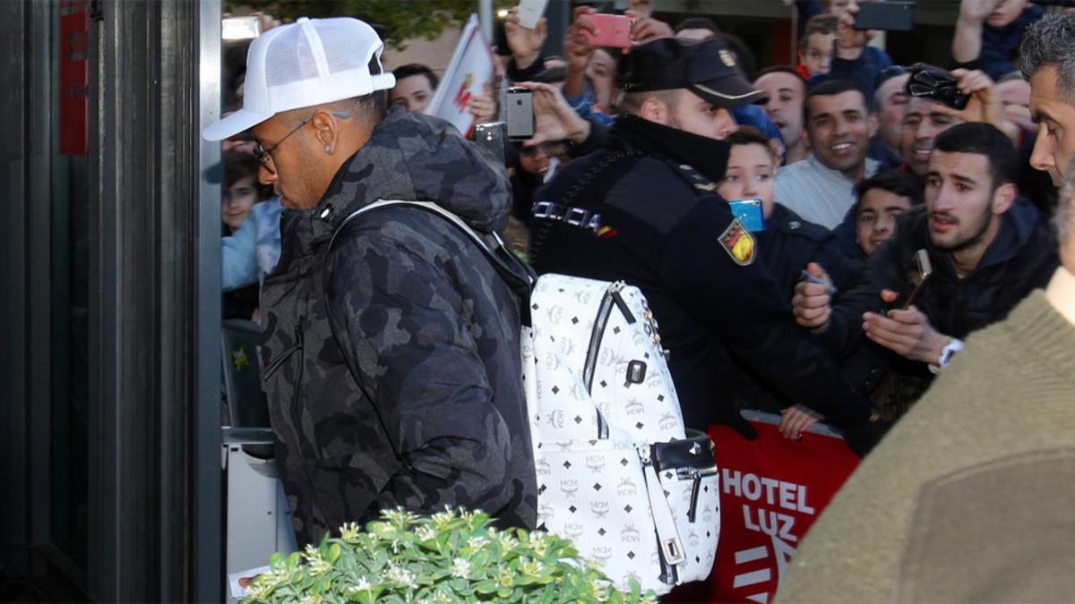 Neymar llegó a Castellón protegido con una gorra