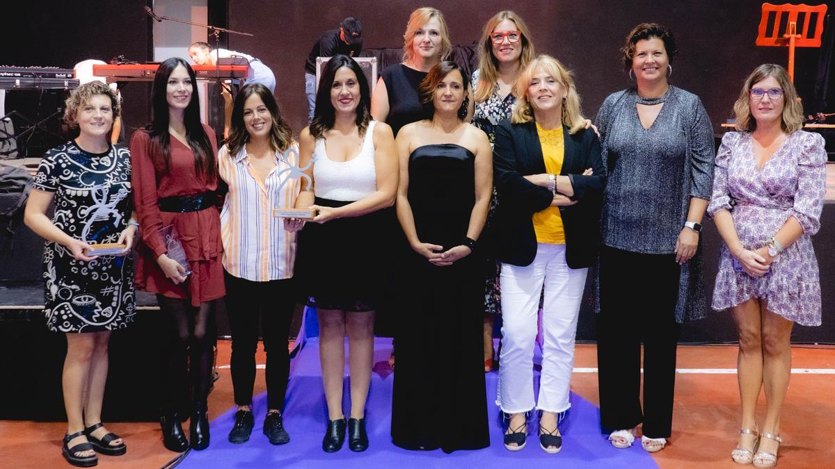 Las premiadas, presentadoras y representantes, en la gala de la tercera edición de los premios Dona Coratge.