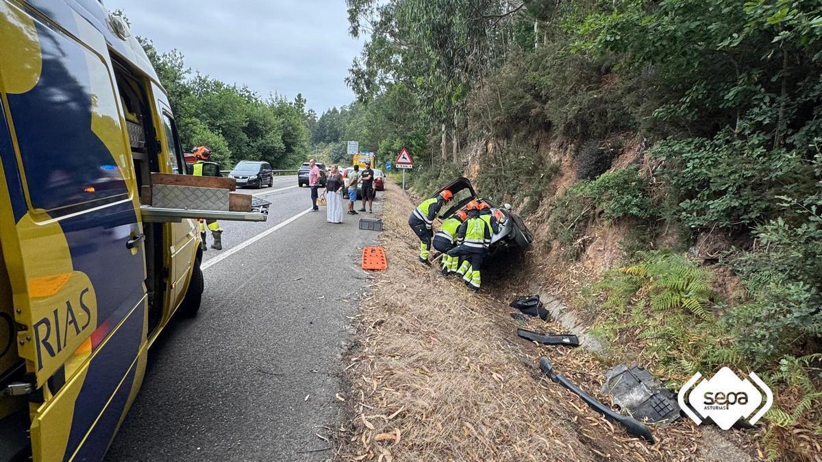El vehículo accidentado, a la derecha de la imagen.