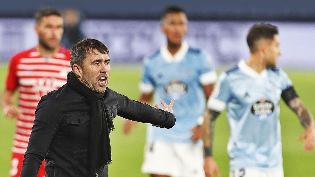 Coudet da instrucciones
durante un partido en 
Balaídos.  | // RICARDO GROBAS