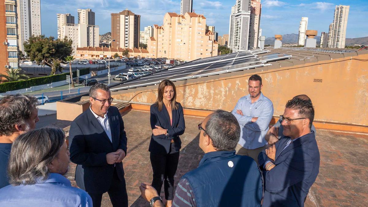 Alcalde, ediles, técnicos del Consistorio y de la empresa, supervisando la instalación del CEIP Miguel Hernández.