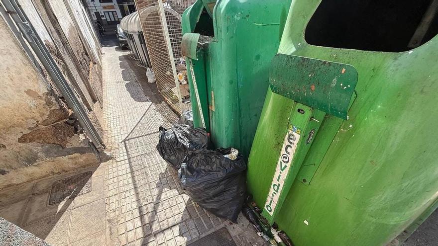 Arrecife propone para sanción a tres restaurantes de la zona del Charco de San Ginés por tirar residuos en la calle