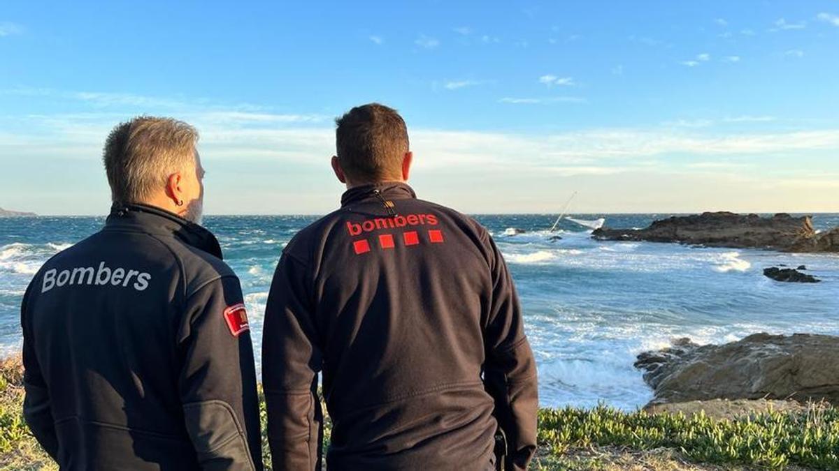 Dos agentes de los Bomberos de la Generalitat en la zona del Port de la Selva donde ha embarrancado al velero.