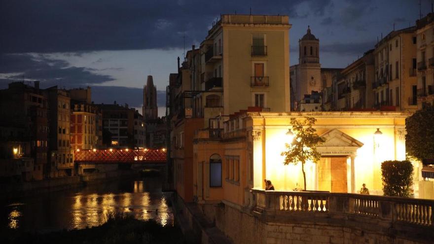 Girona, des del Pont de Pedra, durant una nit de finals del mes de juliol.