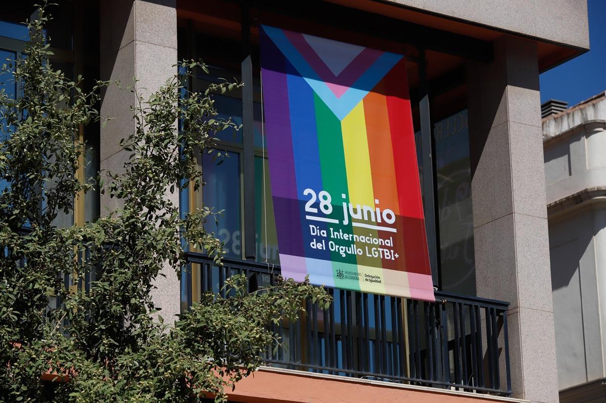 Fachada del Ayuntamiento de Córdoba con la bandera LGTBI en una imagen de archivo,