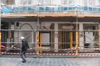 Los nuevos dueños de los murales de Lugrís, en A Coruña, tapan las goteras y rehabilitarán el edificio