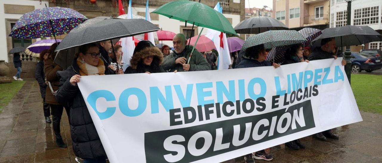 Una de las concentraciones tuvo lugar frente al Concello de Vilagarcía, desde donde salió la manifestación hasta la Casa del Mar. |   // NOÉ PARGA