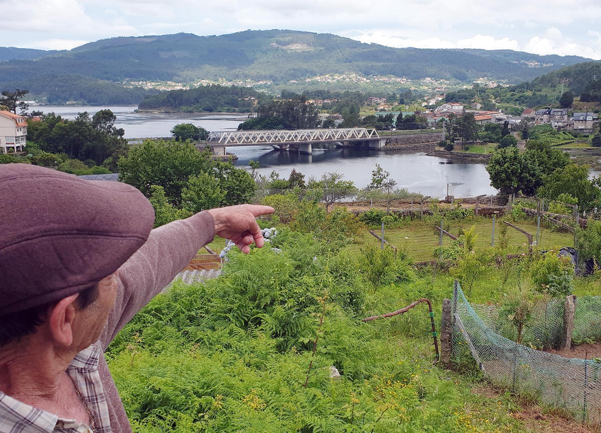 Un vecino muestra la finca de Arcade en la que se hallaron los restos óseos de Manuela Barbosa.