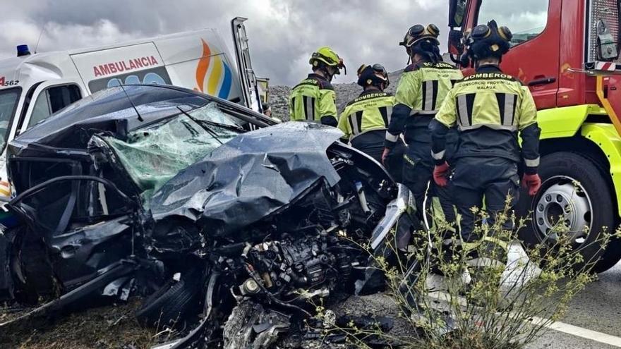 Diez heridos tras un choque frontal entre un coche y una ambulancia en Cañete