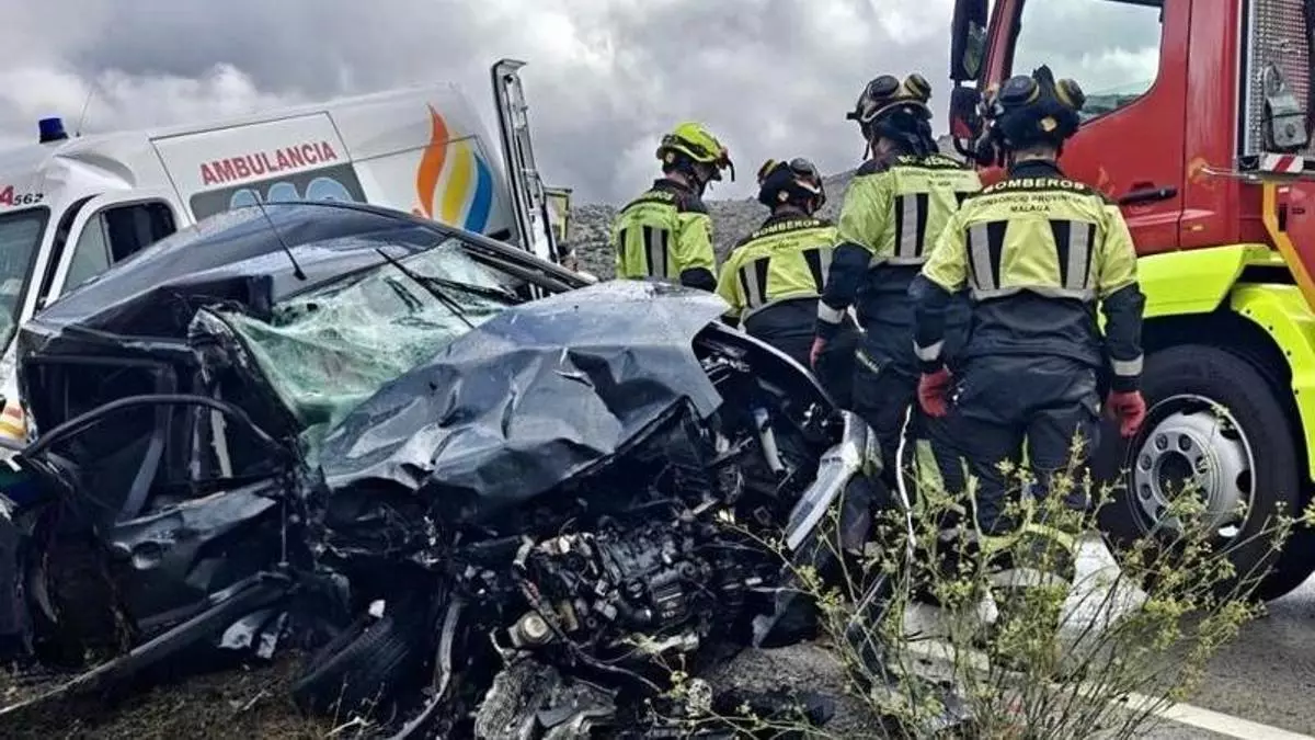 Diez heridos tras un choque frontal entre un coche y una ambulancia en Cañete