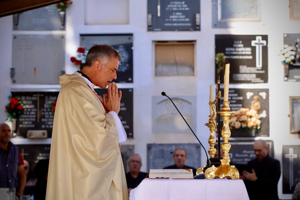 El Día de Todos los Santos en los cementerios, en imágenes