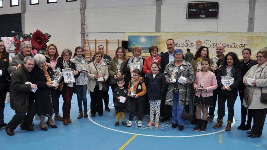 Los ganadores de los distintos apartados del concurso de la camelia de Soutomaior, tras la entrega de premios. / FdV