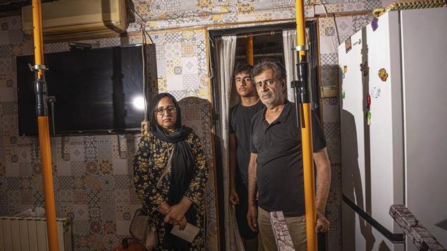 L’Ahmed, amb la seva dona i el seu fill gran, al pis que han hagut d’abandonar al Besòs i el Maresme. | MANU MITRU