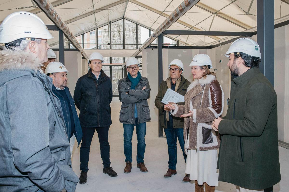 Carrasco durante la visita al interior del recinto provisional este viernes.