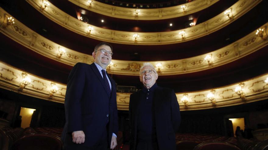 Ximo Puig, y el cantante Raimon hoy durante la presentación de &quot;Raimon a casa&quot; el teatro Principal.