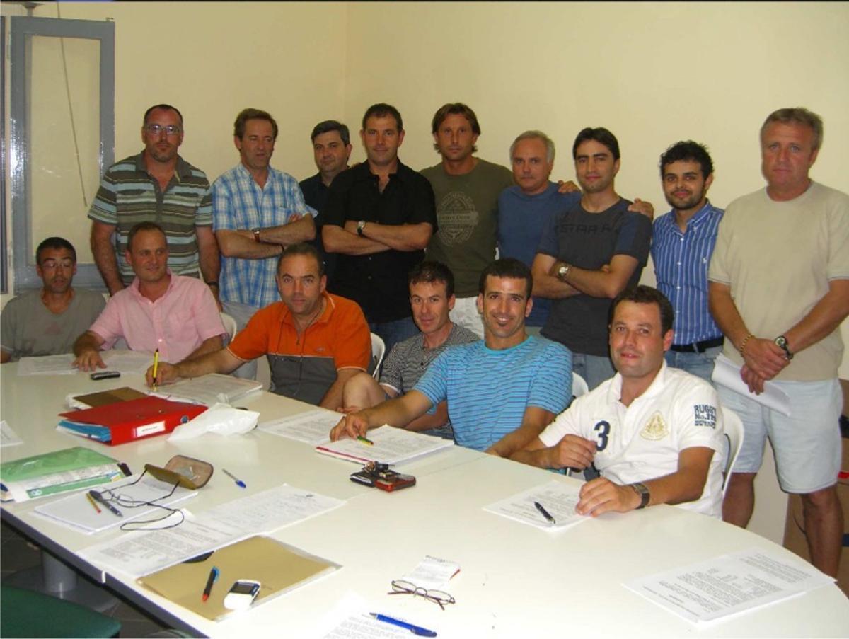 Fotografia de grup dels entrenadors de la base de la Unió Esportiva Figueres durant la temporada 2008/2009, amb Lluís Moñino a la fila de sota, tercer per l'esquerra.