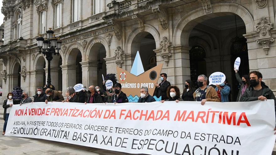 Concentración de Defensa do Común por la reunión sobre el Puerto de A Coruña