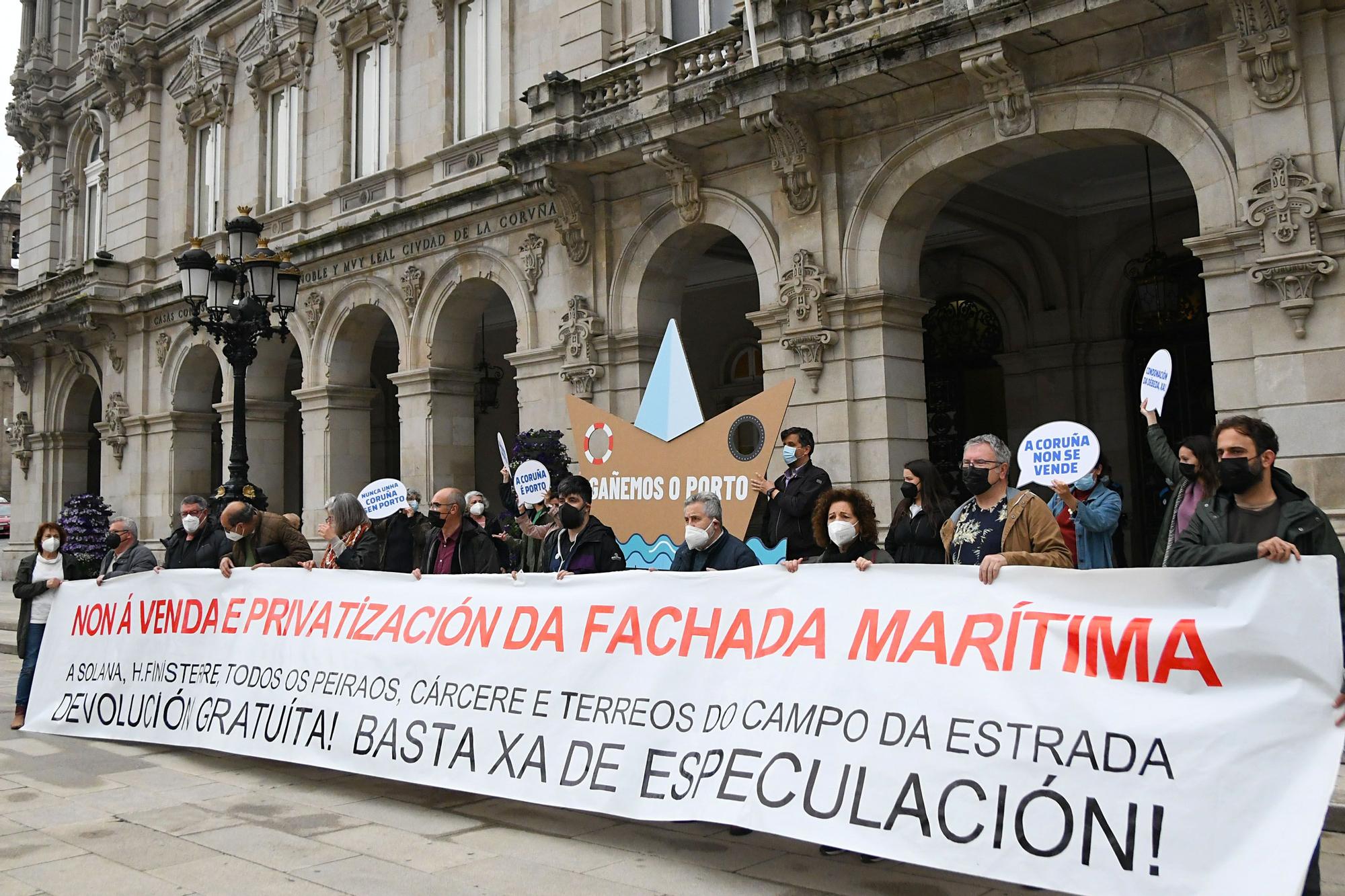 Concentración de Defensa do Común por la reunión sobre el Puerto de A Coruña