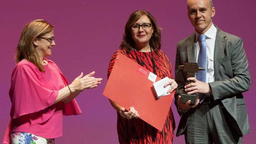 Marisol López, directora del periódico, y Carlos Zardaín, gerente, reciben el premio Vulcano.