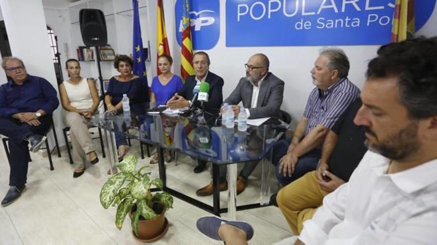 Miembros del PP, entre ellos el exalcalde Miguel Zaragoza, valorando el auto que pide ejecutar la sentencia.