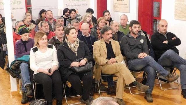 Xosé R. Mendez, alcalde de As Neves, y Xoan C. Bugarín, alcalde de Mondariz, entre los asistentes. // D.P.