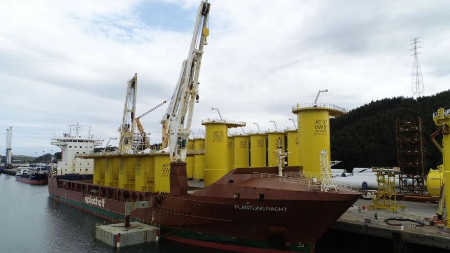 Colosos rumbo a EE UU. Windar Renovables embarcó esta semana en el Puerto de Avilés cinco de las grandes piezas de transición que se instalarán en el parque eólico marino Vineyard Wind I (806MW) en la costa de Massachusetts.