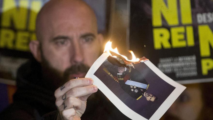 El diputado de la CUP Josep Gargante quema una foto de Felipe VI.