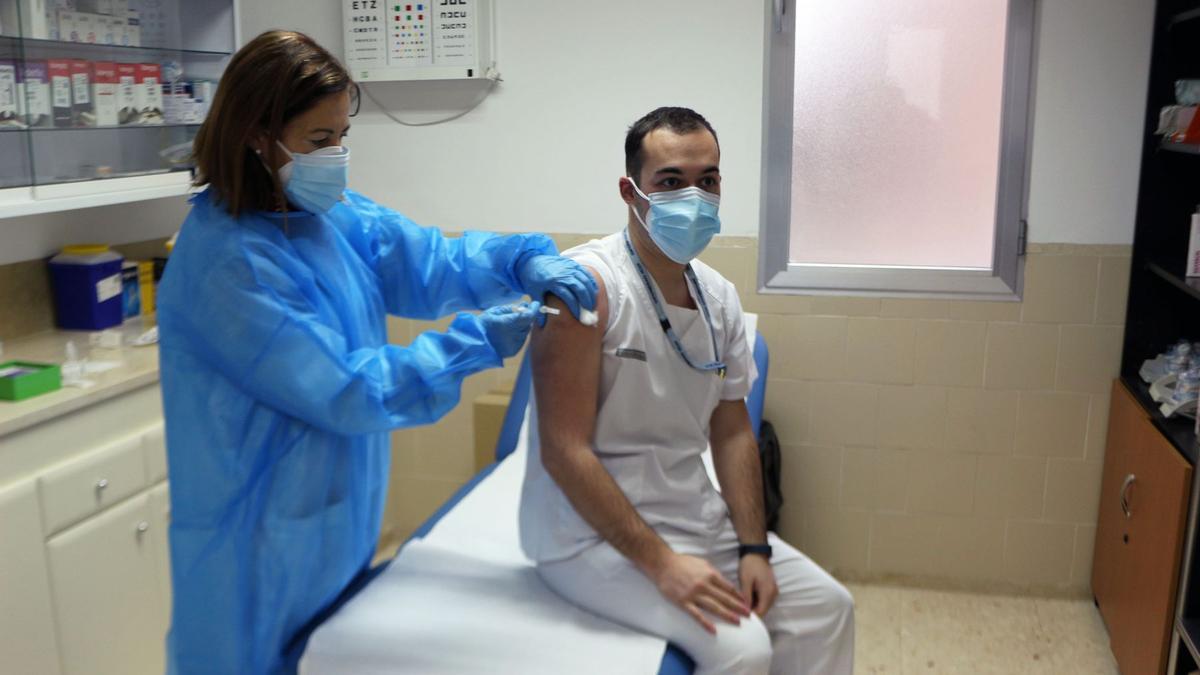 Imagen de la vacunación a sanitarios.