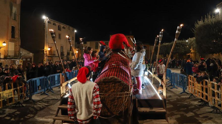 Artés rep el Gran Tió a la plaça Vella des de fa 16 anys