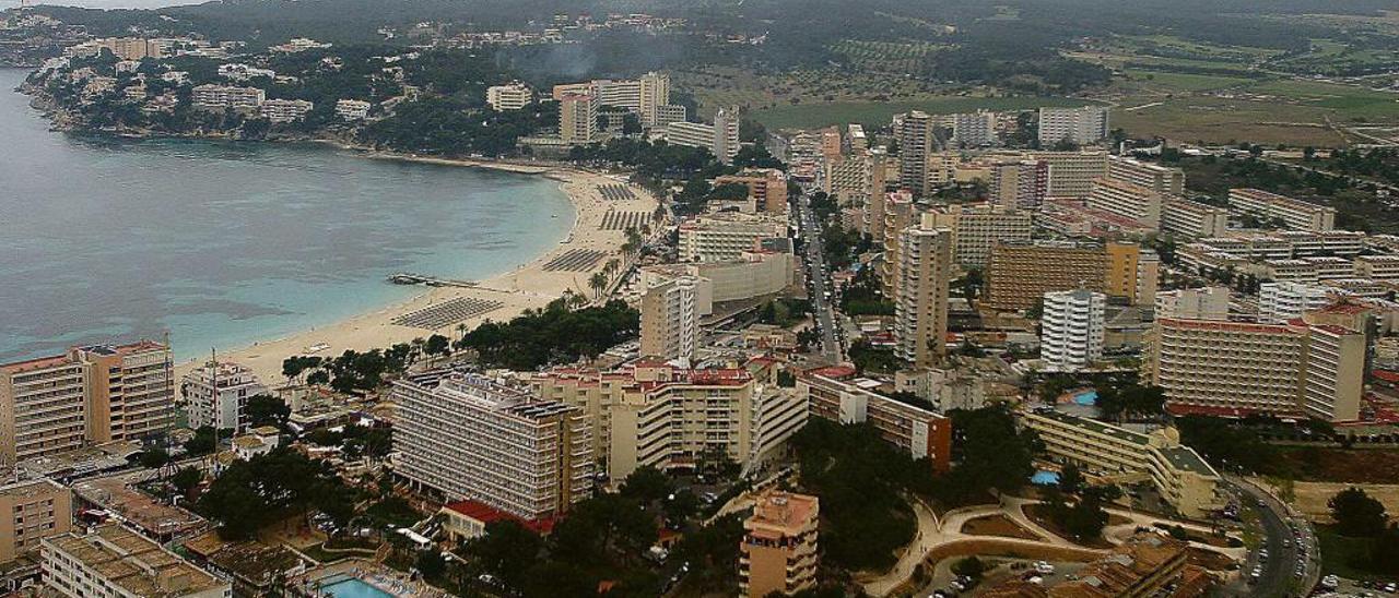 Una vista aérea de la costa de la zona turística formada por Palmanova y Magaluf.