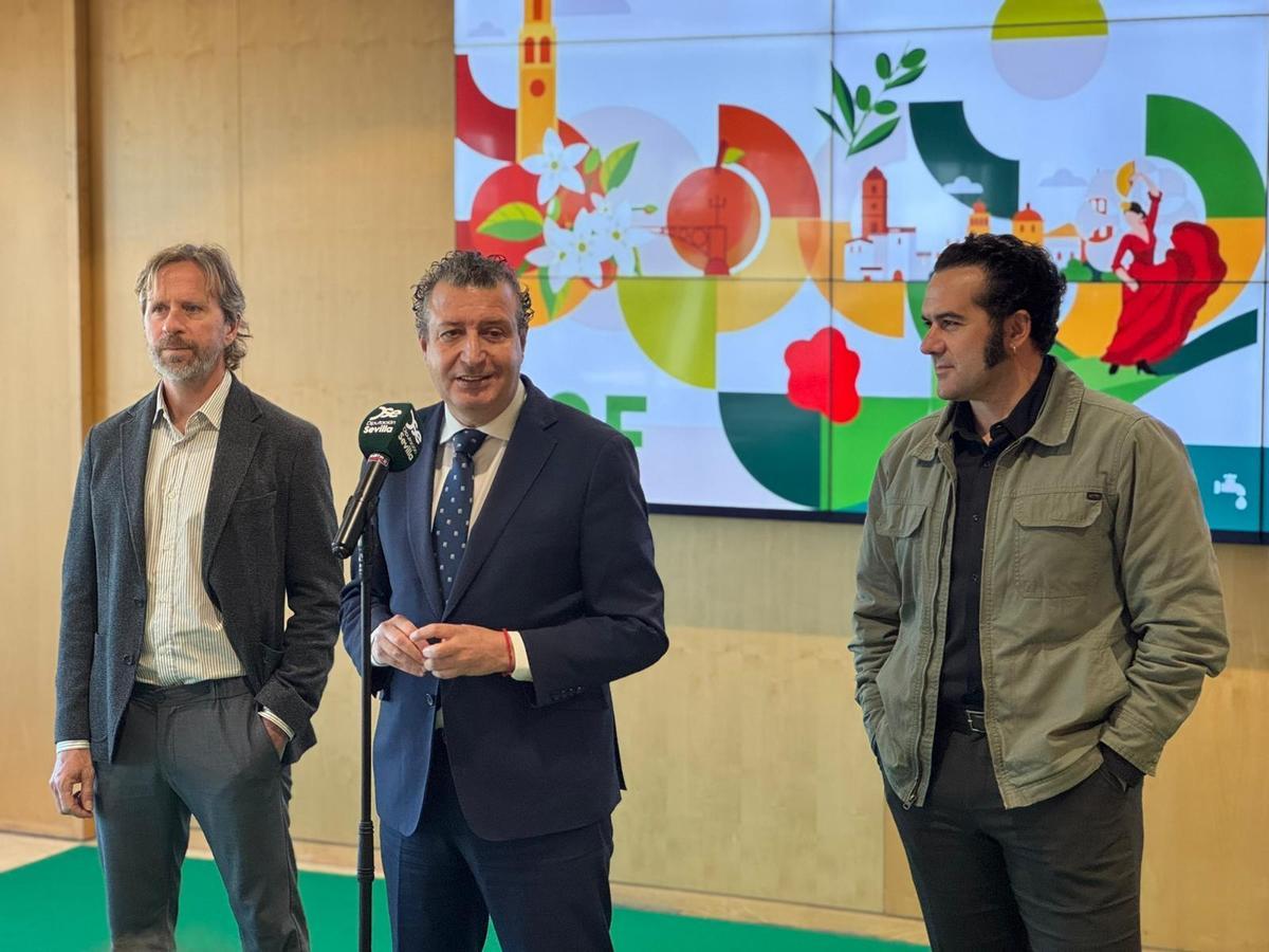 El presidente de la Diputación de Sevilla, Javier Fernández, junto al dúo de Los Compadres presentando la campaña del Día de Andalucía