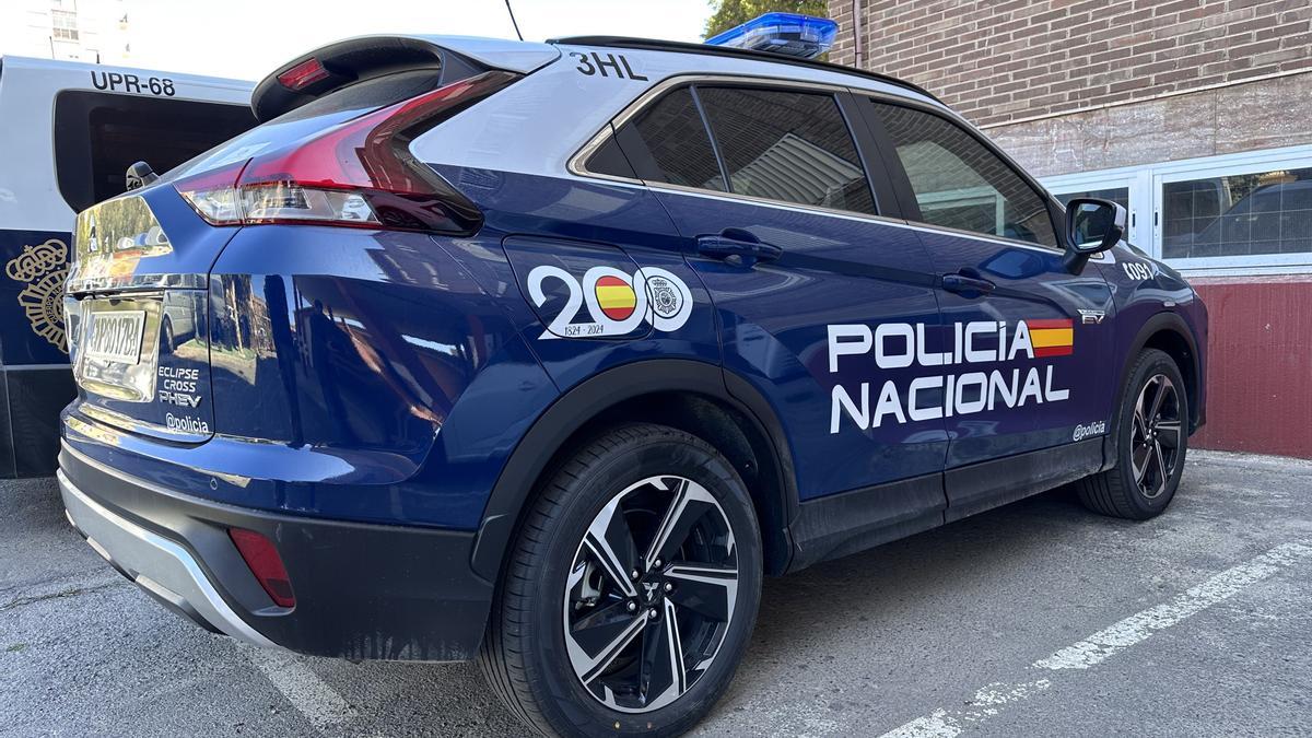 Coche patrulla'zeta' de la Policía Nacional, estacionado frente a una comisaría.