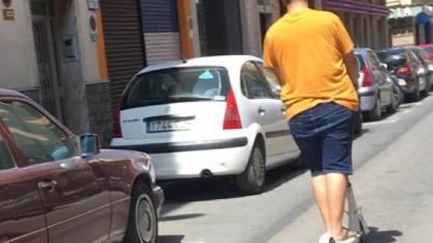 José Pedro Santos circulando con su patinete eléctrico.