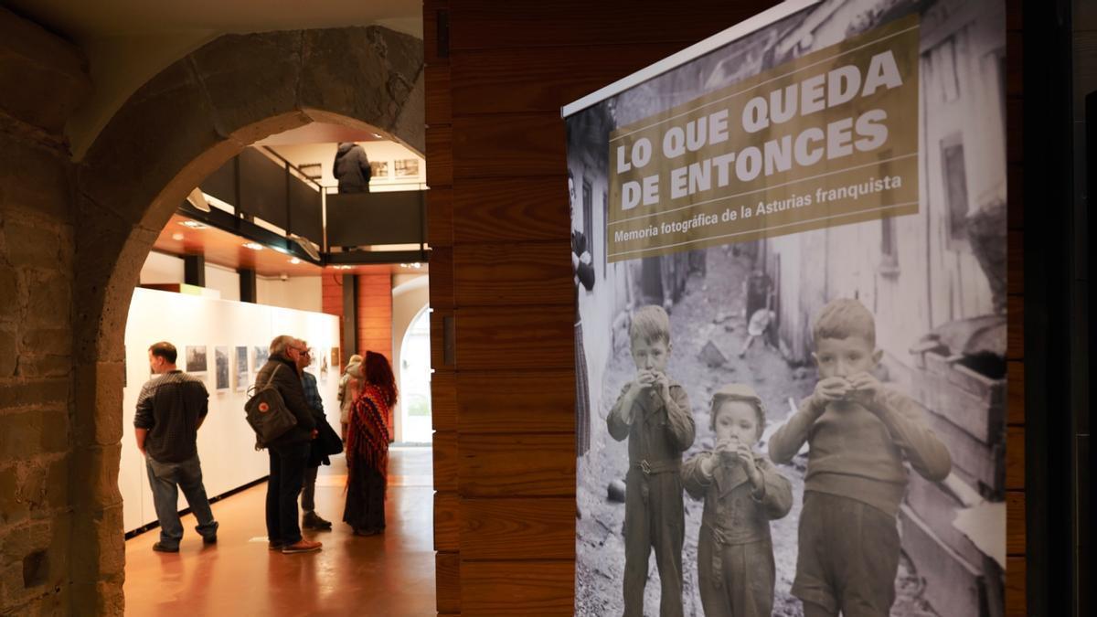 Exposición de fotos de la posguerra en el palacio de Valdecarzana de Avilés