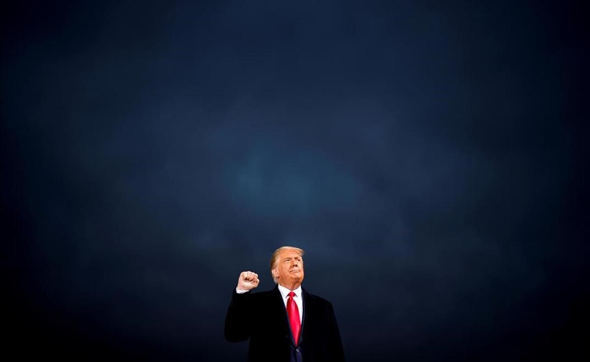 Trump levanta el puño en un acto de campaña en el aeropuerto de Des Moines, Iowa, el 14 de octubre del 2020.