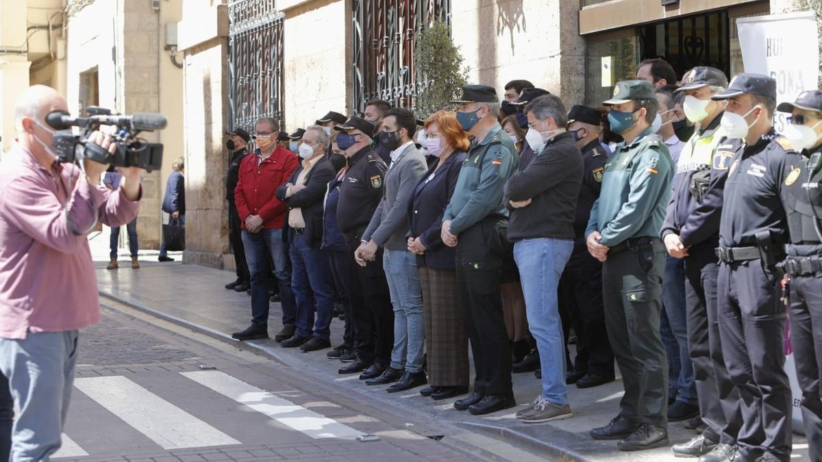 La Delegada del Gobierno, entre otras autoridades, en el minuto de silencio.