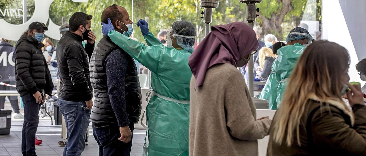 Imagen del cribado masivo que se realizó en sa Pobla para detectar cadenas de contagio de la covid. |  B.RAMON