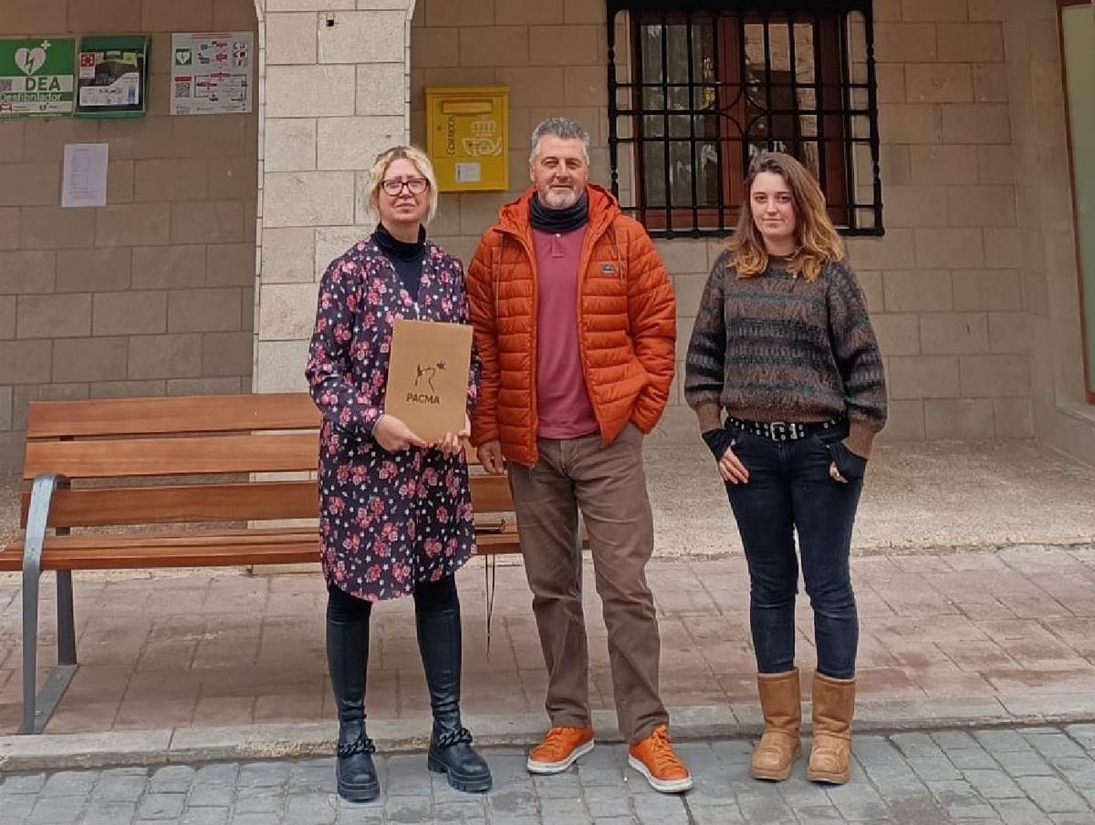 El alcalde de Cirat, Pascual Salines, junto a la representante local de Pacma, Yolanda Castellar, y la veterinaria del pueblo, Aida Sandalinas.