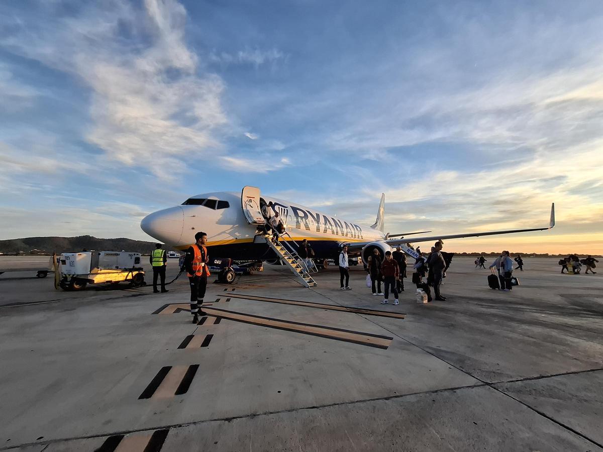 Pasajeros descienden de un avión procedente de Madrid durante el pasado mes de enero.