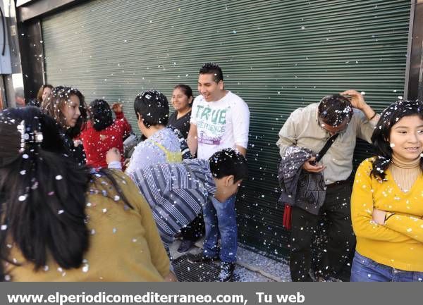 GALERÍA DE FOTOS - El Coso Multicolor inunda de confeti Castellón