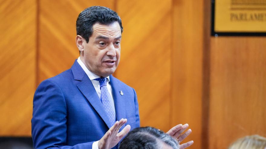 El presidente de la Junta de Andalucía, Juanma Moreno, este jueves en el Pleno del Parlamento.