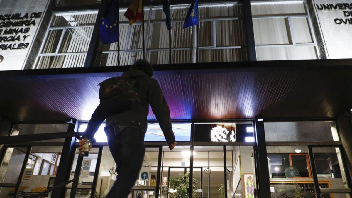 Un alumno, accediendo a la Escuela de Minas de Oviedo cuando todavía  estaba abierta.