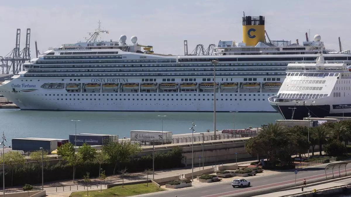 Crucero atracado en el puerto de València, en una imagen de archivo.