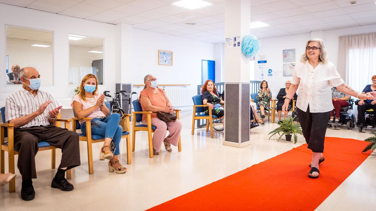 Desfile de personas mayores en las residencias de Savia en Alborache y Cheste.