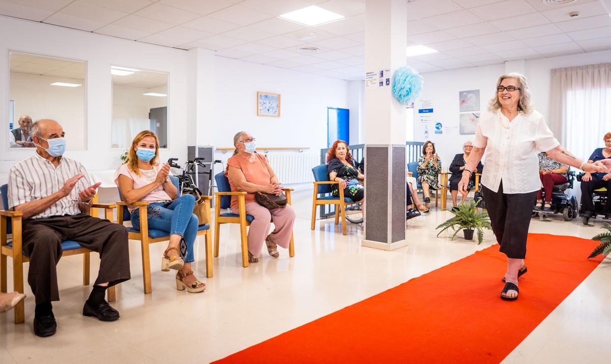 Desfile de personas mayores en las residencias de Savia en Alborache y Cheste.