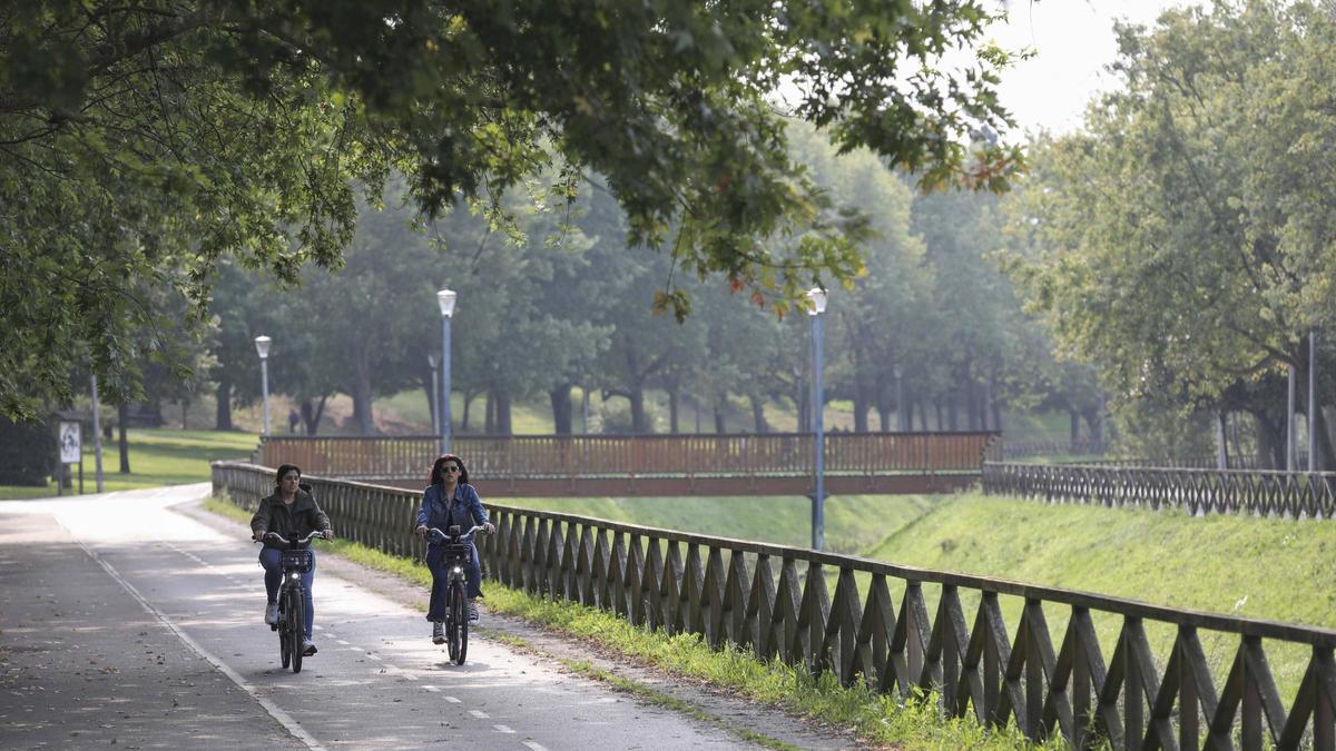 Ciclistas en una de las zonas del parque de Moreda.