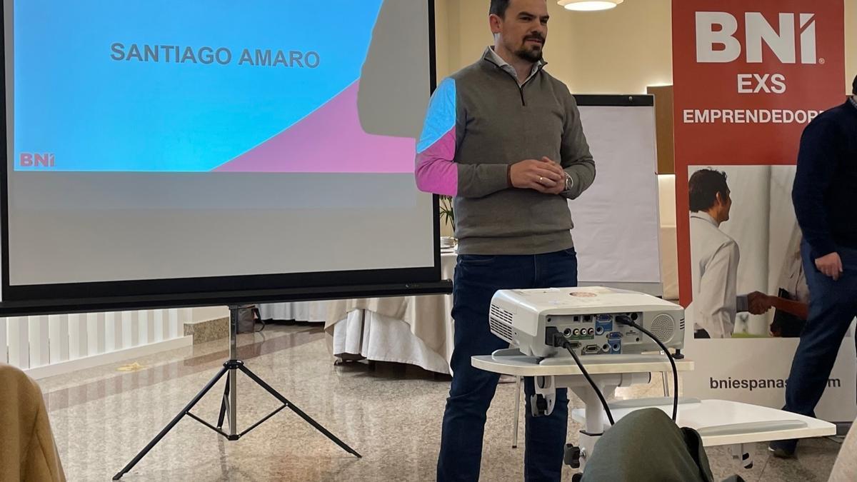 El candidato del PP a la alcaldía de Mérida, Santi Amaro, en un encuentro con BNI.